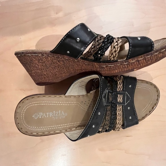 Women's Black and Tan Sandals - Picture 4 of 5